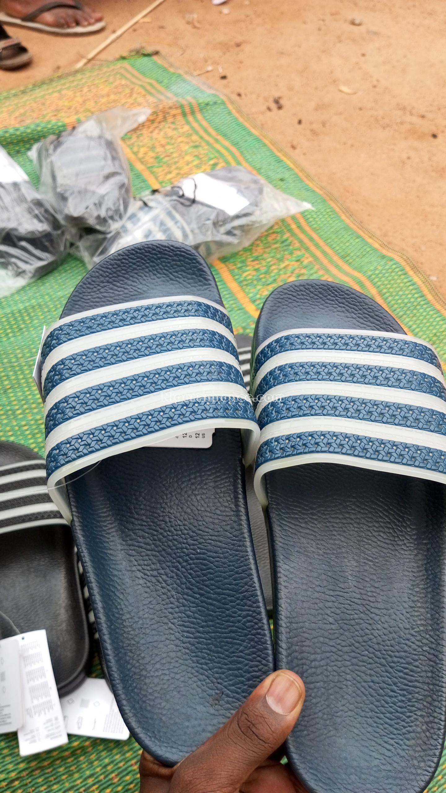 Claquettes ADIDAS. - Niamey